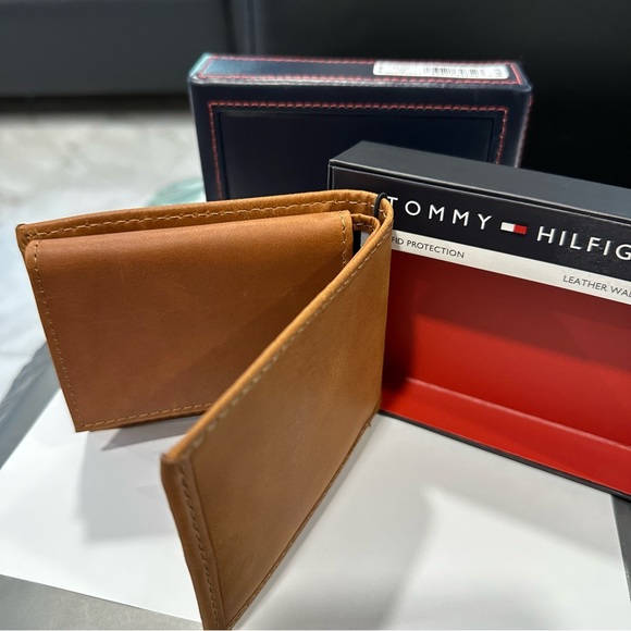 Tommy Hilfiger wallet - Picture 5 of 7